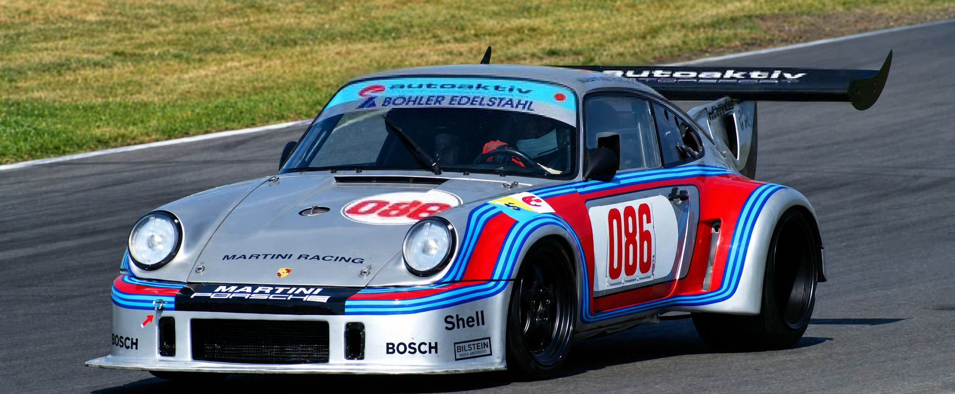Porsche-Rennfahrzeug auf der Strecke
