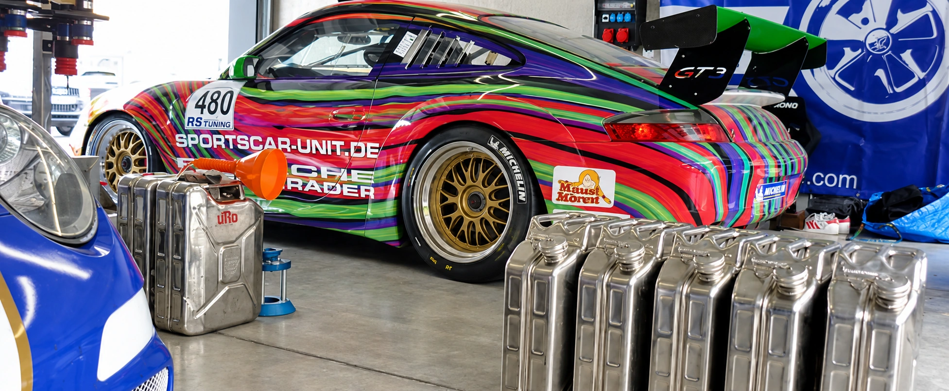 Porsche-Fahrzeug mit Rennsportbeklebung