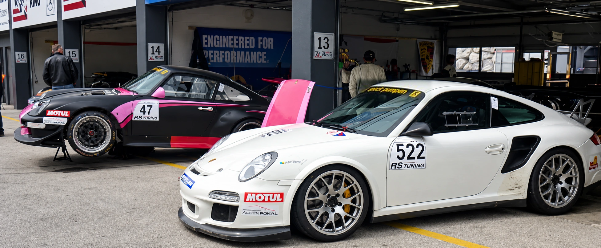 Porsche-Fahrzeuge im Motorsportumfeld