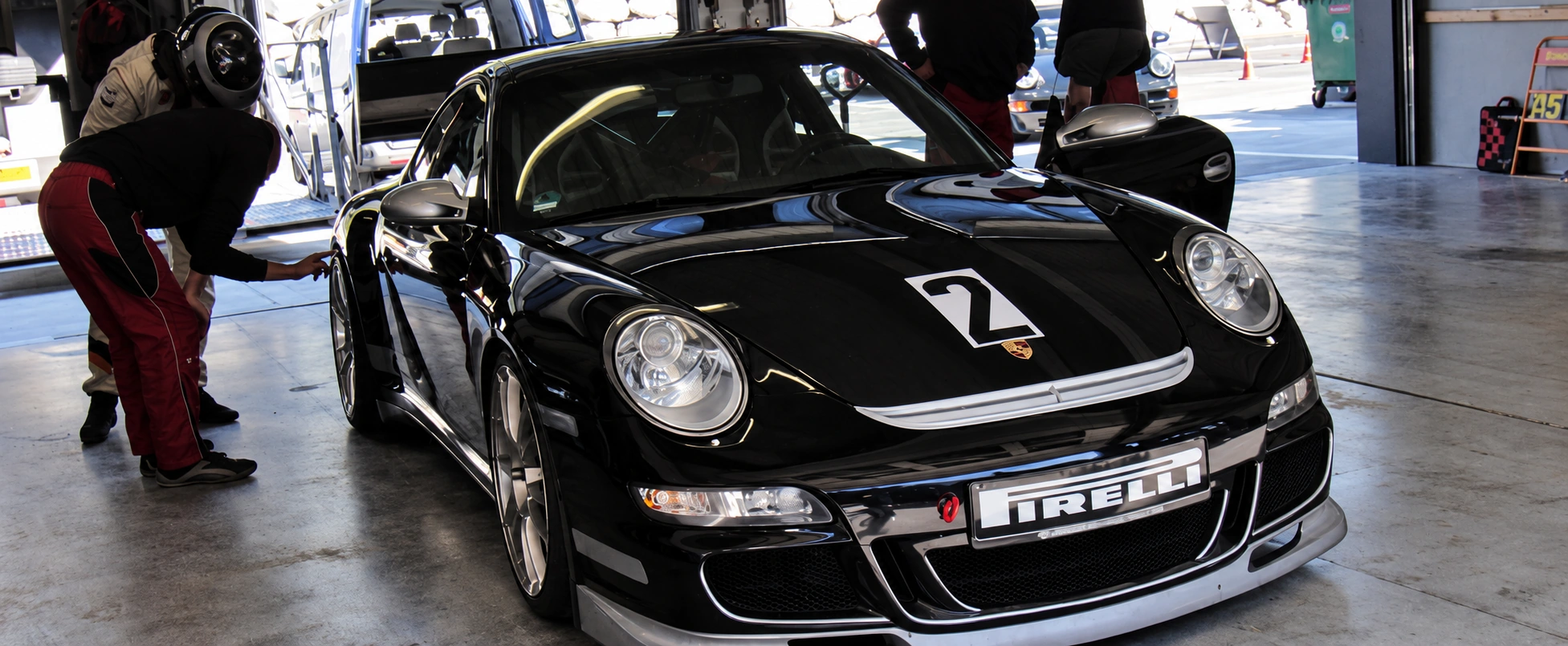 Schwarzes Porsche-Rennfahrzeug in der Werkstatt