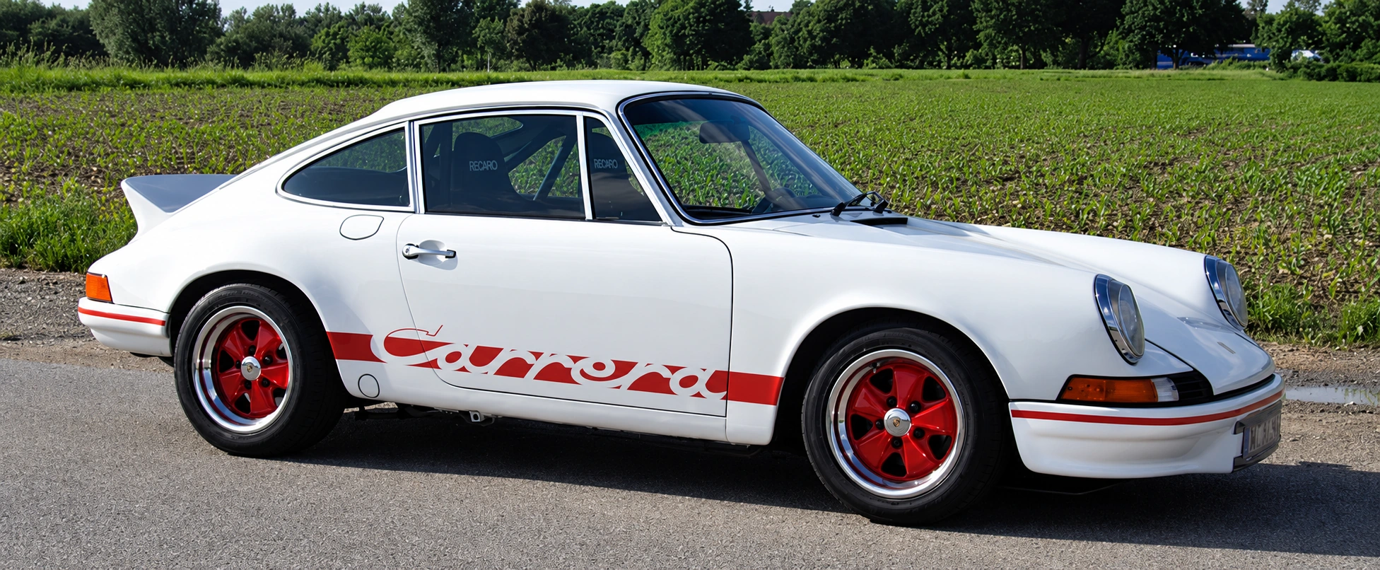 Weißer klassischer Porsche mit roten Akzenten