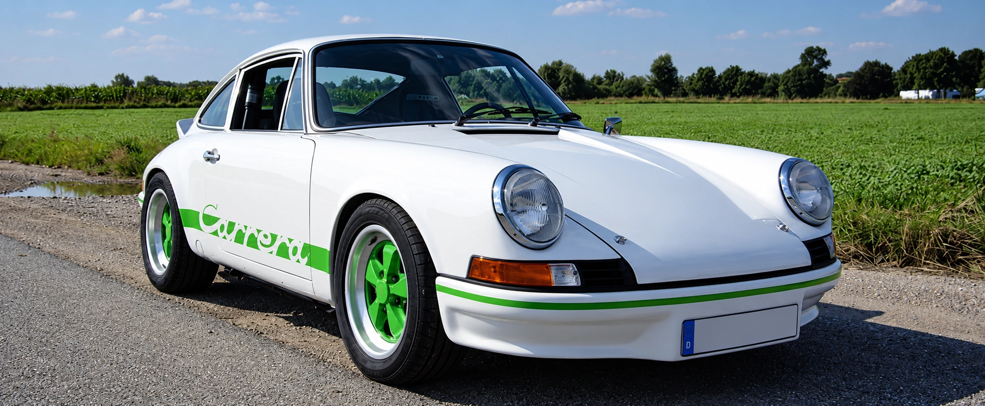 Weißer klassischer Porsche mit grünen Akzenten