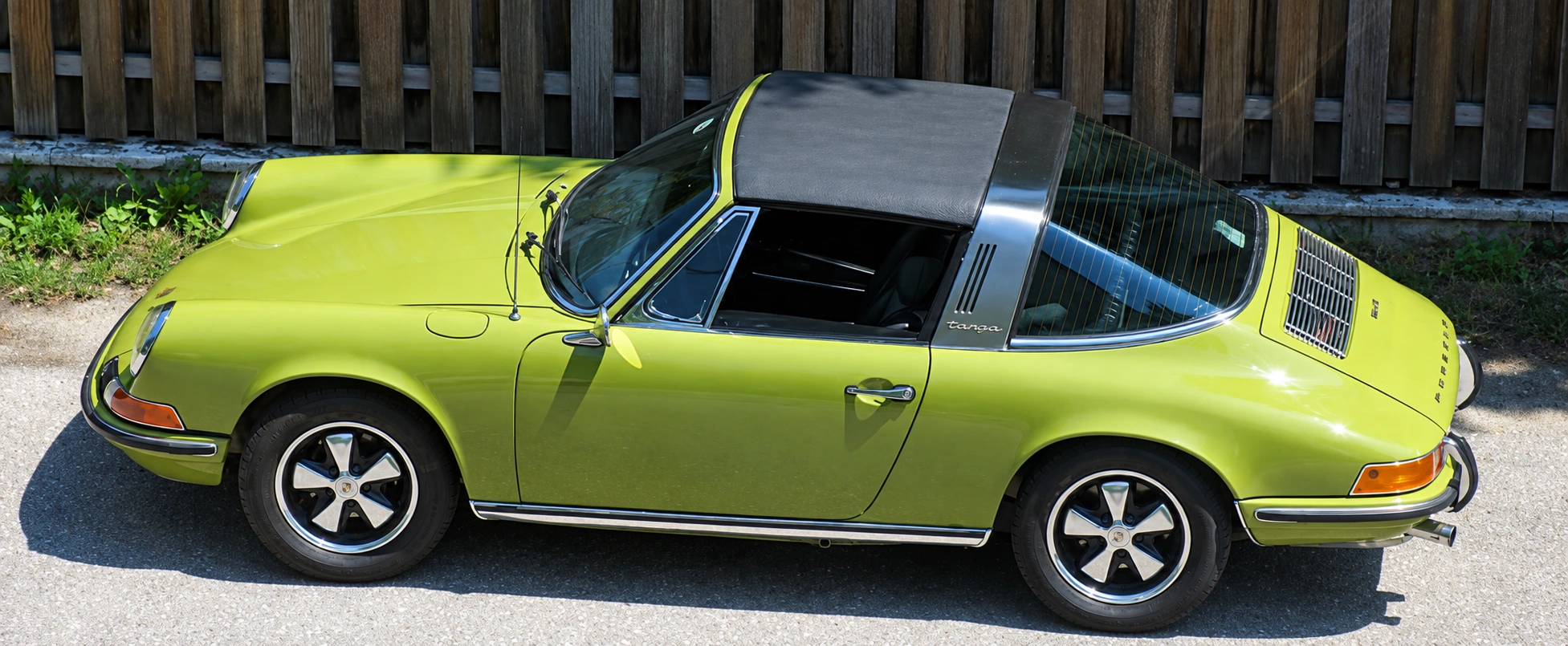 Grüner klassischer Porsche Targa in Seitenansicht