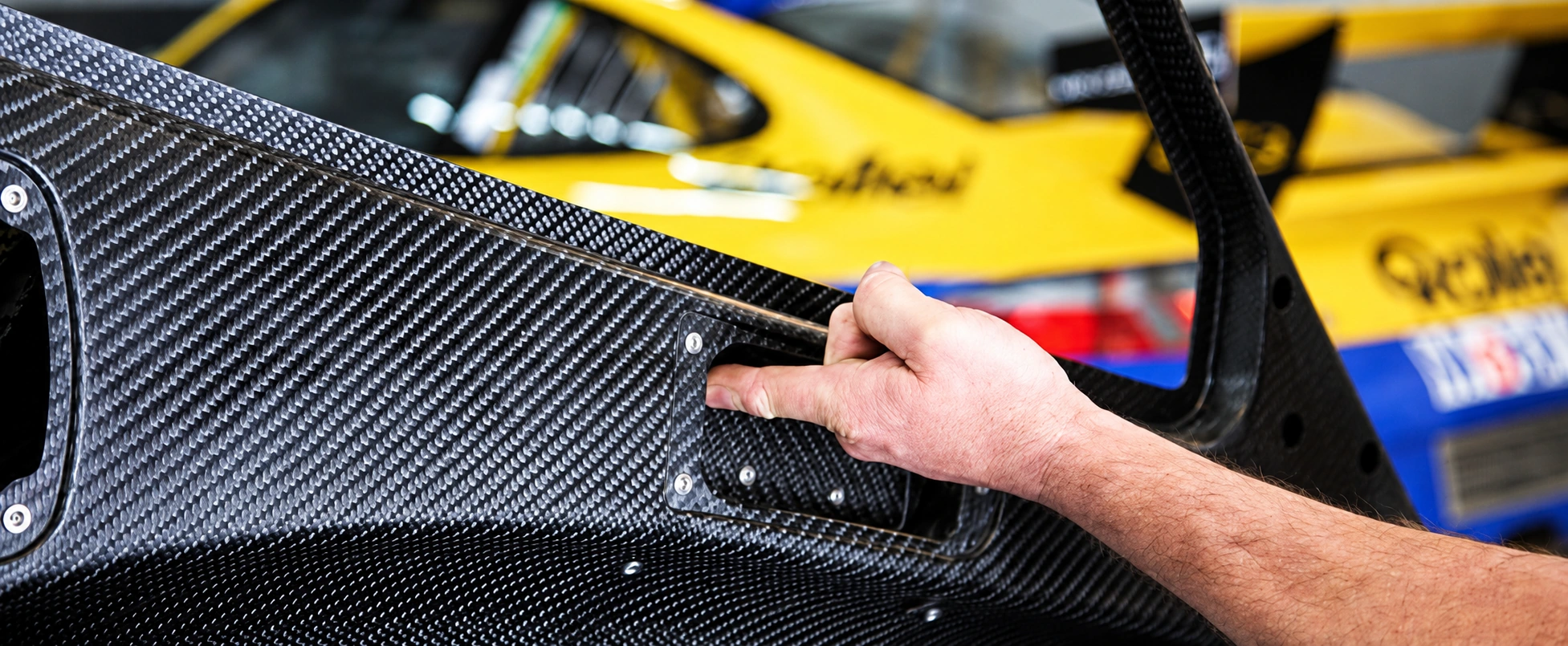 Leichte Carbon-Tür eines Porsche-Rennfahrzeugs