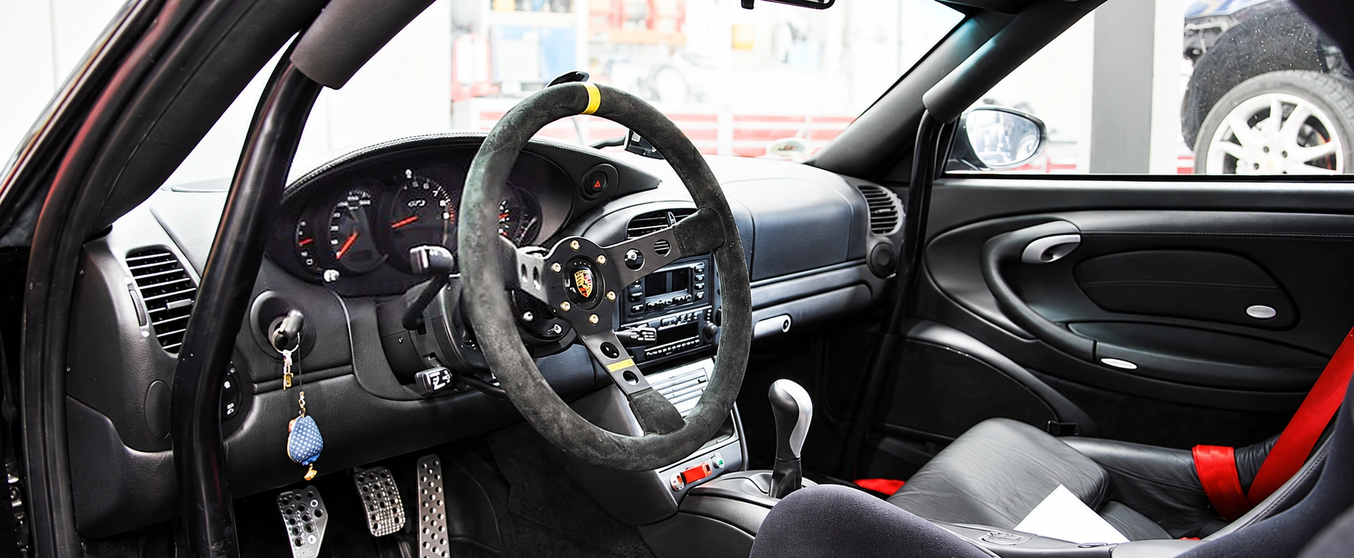 Fahrzeuginterieur mit Rennsitz und Sicherheitsausrüstung